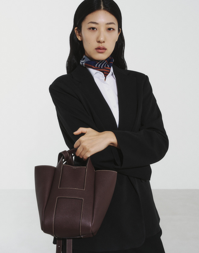 헤지스 액세서리 [H-BAG]시그니처 H 버건디 레더 토트겸 숄더백 M 와인 착용컷