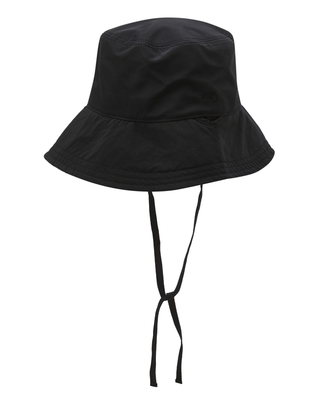 헤지스 액세서리 블랙 H자수 리본스트랩 버킷햇 착용컷