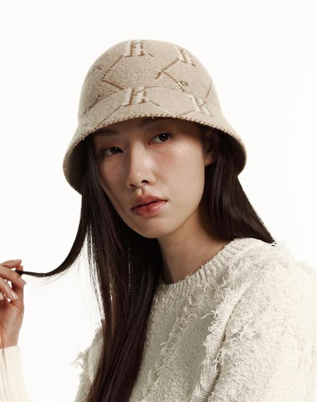 헤지스 액세서리 베이지 로고패턴 울혼방 버킷햇 진한 베이지 착용컷