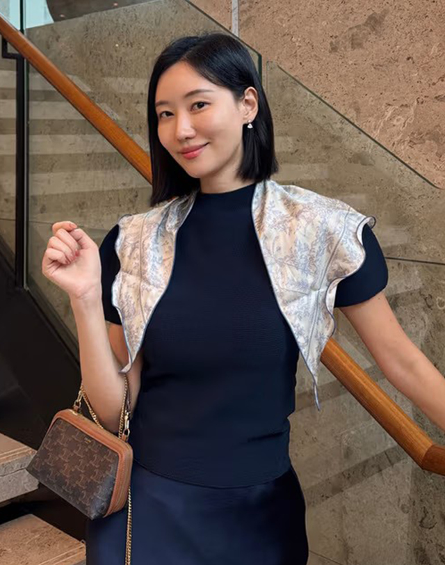 헤지스 액세서리 [뜨왈드주이] Toile de Jouy 블루 삼각링 러플 실크 스카프(링포함) 밝은 블루 착용컷