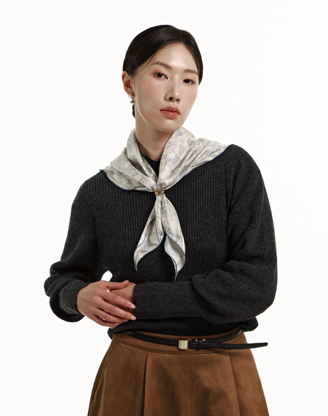 헤지스 액세서리 [뜨왈드주이] Toile de Jouy 블루 삼각링 러플 실크 스카프(링포함) 밝은 블루 착용컷