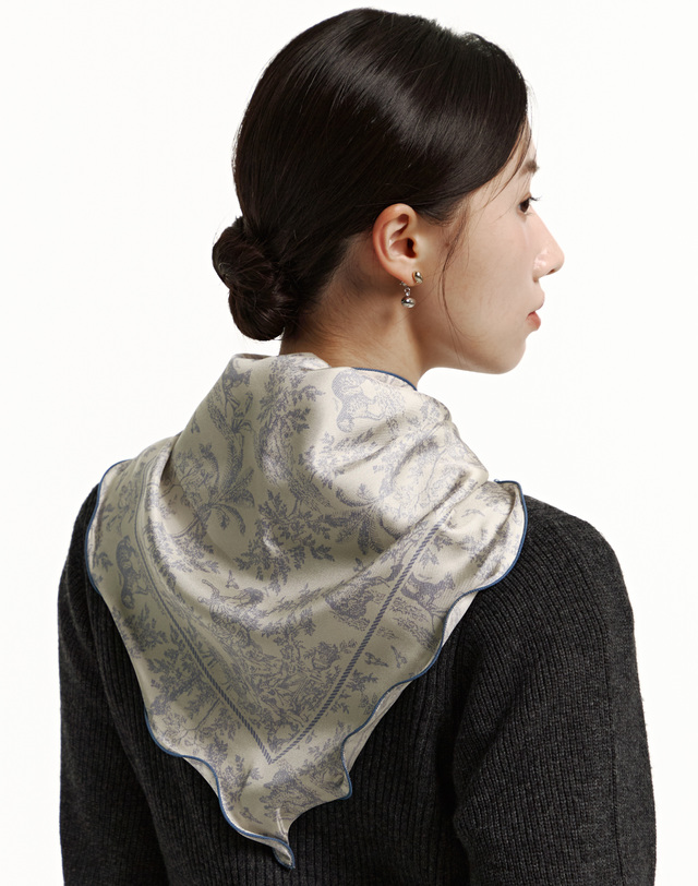 헤지스 액세서리 [뜨왈드주이] Toile de Jouy 블루 삼각링 러플 실크 스카프(링포함) 밝은 블루 착용컷
