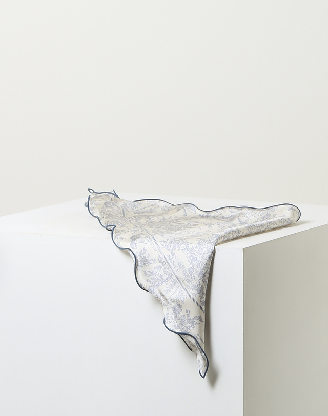 헤지스 액세서리 [뜨왈드주이] Toile de Jouy 블루 삼각링 러플 실크 스카프(링포함) 밝은 블루 상세