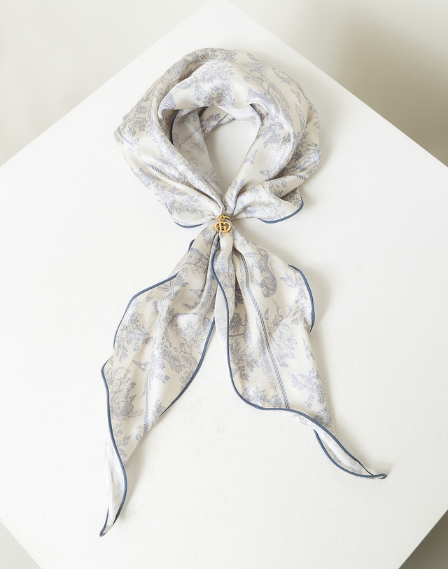 헤지스 액세서리 [뜨왈드주이] Toile de Jouy 블루 삼각링 러플 실크 스카프(링포함) 밝은 블루 상세
