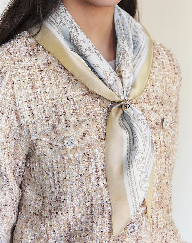 헤지스 액세서리 [뜨왈드주이] Toile de Jouy 블루 삼각링 실크 스카프(링세트) 밝은 블루 착용컷