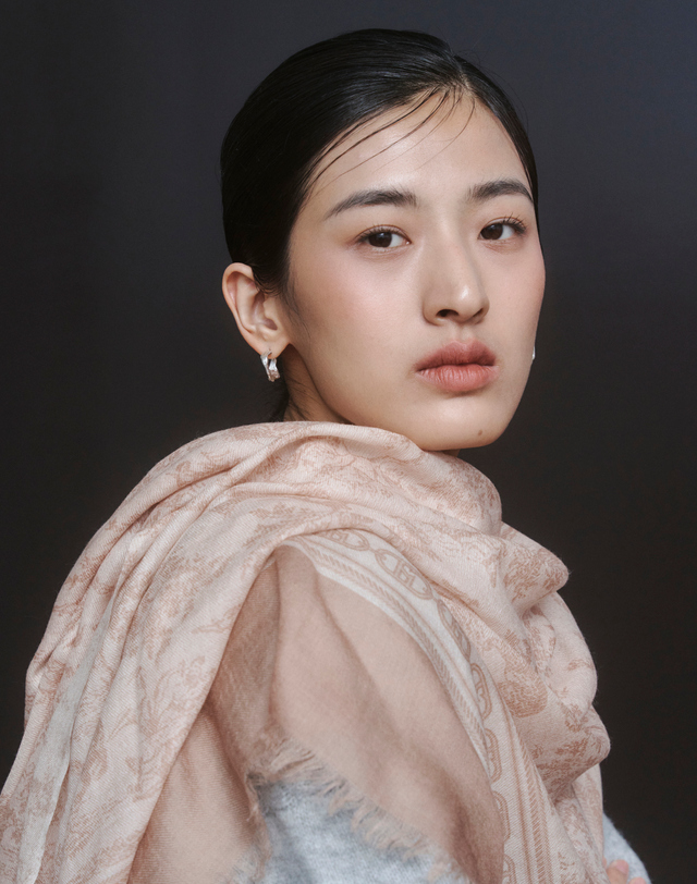 헤지스 액세서리 [뜨왈드주이] Toile de Jouy 베이지 울 롱 스카프 착용컷
