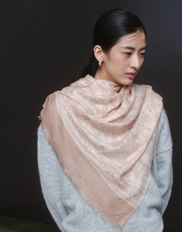 헤지스 액세서리 [뜨왈드주이] Toile de Jouy 베이지 울 롱 스카프 착용컷