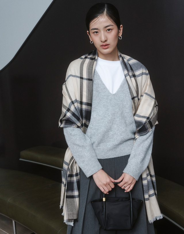 헤지스 액세서리 베이지 체크 울 스카프 겸 머플러 착용컷