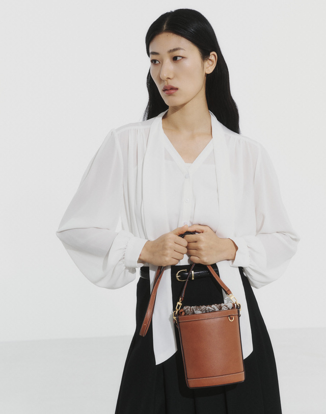 헤지스 액세서리 [H.Toile] 뜨왈드주이 브라운 미니 크로스백 (내부파우치 분리가능) 착용컷