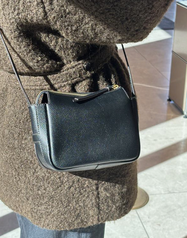헤지스 액세서리 [H-BAG] 블랙 단색 소가죽 크로스백 착용컷