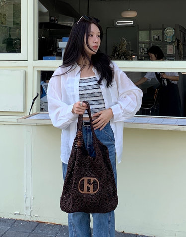 [H20] 시그니처 H 로고 패치 다크 브라운 라탄 숄더백 L