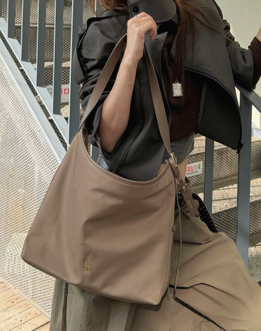 [온라인단독]  나일론 퍼피 브라운 숄더백