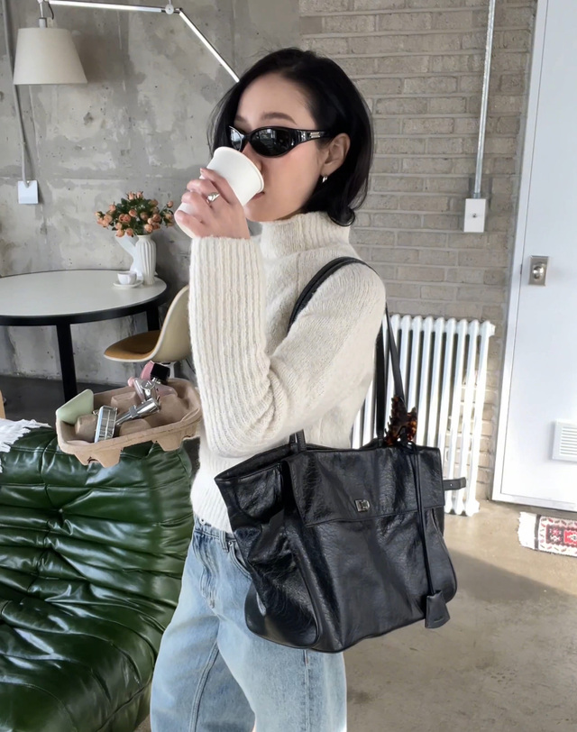 헤지스 액세서리 [H-ORA] 오라 커뮤트 블랙 레더 숄더백 L 착용컷