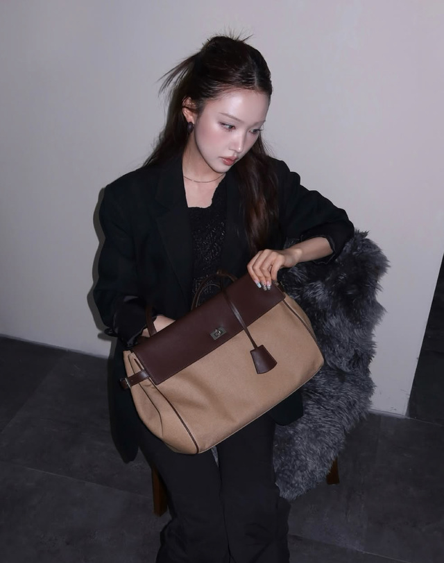 헤지스 액세서리 [H-ORA] 오라 커뮤트 브라운 캔버스 레더콤비 숄더백 L 베이지 착용컷