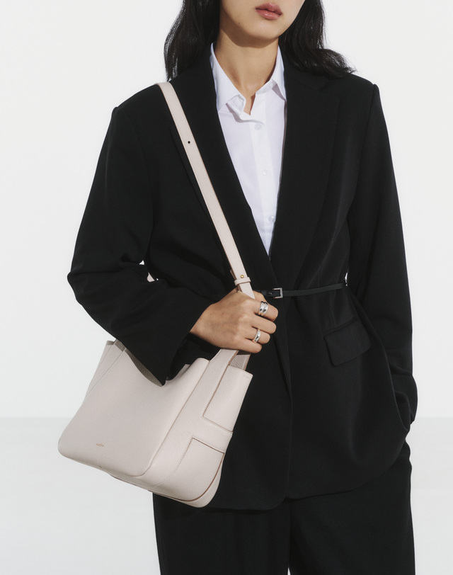 헤지스 액세서리 [H-BAG]시그니처 H 아이보리 레더 토트 착용컷