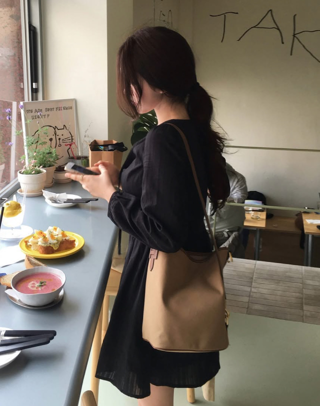 헤지스 액세서리 [H-Nuve] 누베 H 캔버스 레더콤비 베이지 숄더백 M 착용컷