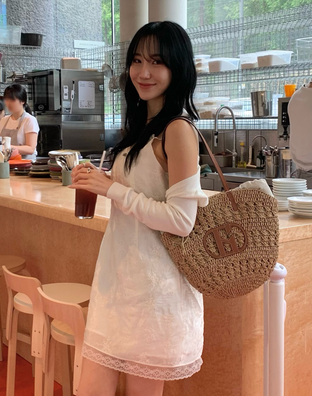 헤지스 액세서리 [H20] 시그니처 H 레더 패치 라피아 숄더백 L (파우치SET) 베이지 착용컷