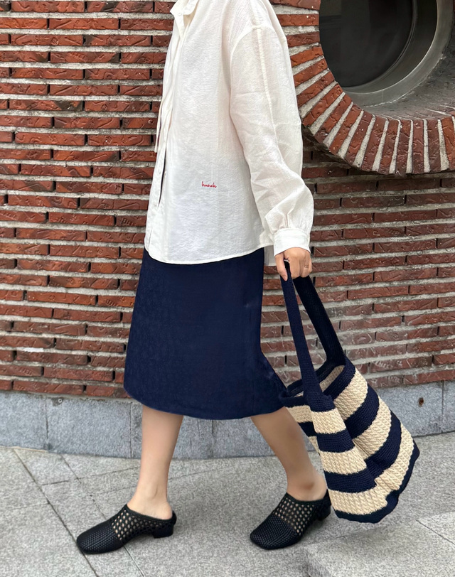 헤지스 액세서리 [H-Marin] 마린 네이비 스트라이프 니트백 L 착용컷