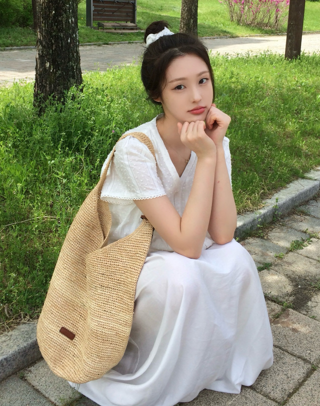 헤지스 액세서리 [썸머] 라피아 와이드 호보 숄더백 베이지 착용컷