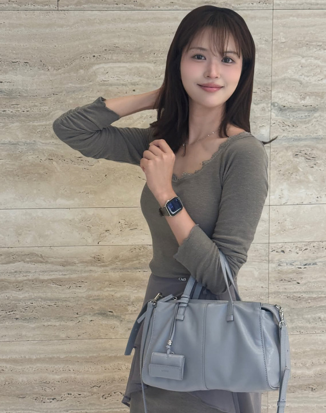 헤지스 액세서리 [BONY] 보니 레더 라이트 그레이 토트겸 숄더백 M 밝은 그레이 착용컷