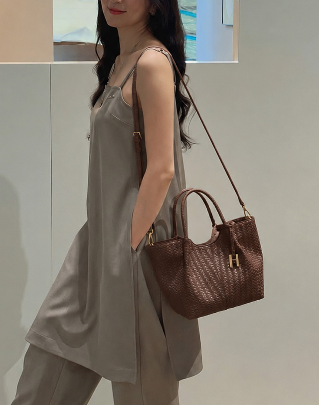 헤지스 액세서리 [H-ARCO Weave] 아르코 위빙 다크 브라운 토트 M 진한 브라운 착용컷