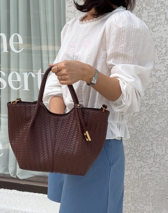 헤지스 액세서리 [H-ARCO Weave] 아르코 위빙 다크 브라운 토트 M 진한 브라운 착용컷