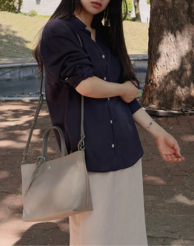 헤지스 액세서리 그레이 로고장식 나일론 토트백 밝은 그레이 상세