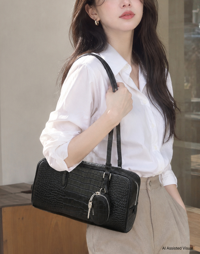 헤지스 액세서리 [LEON] 크로커 패턴 소가죽 블랙 숄더백(참장식 포함) 착용컷
