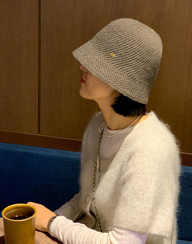 헤지스 액세서리 브라운 짜임 울혼방 벙거지모자 착용컷