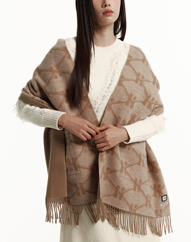 헤지스 액세서리 [Cashmere Blended] 베이지 캐시미어혼방 양면 주머니 숄 머플러 착용컷