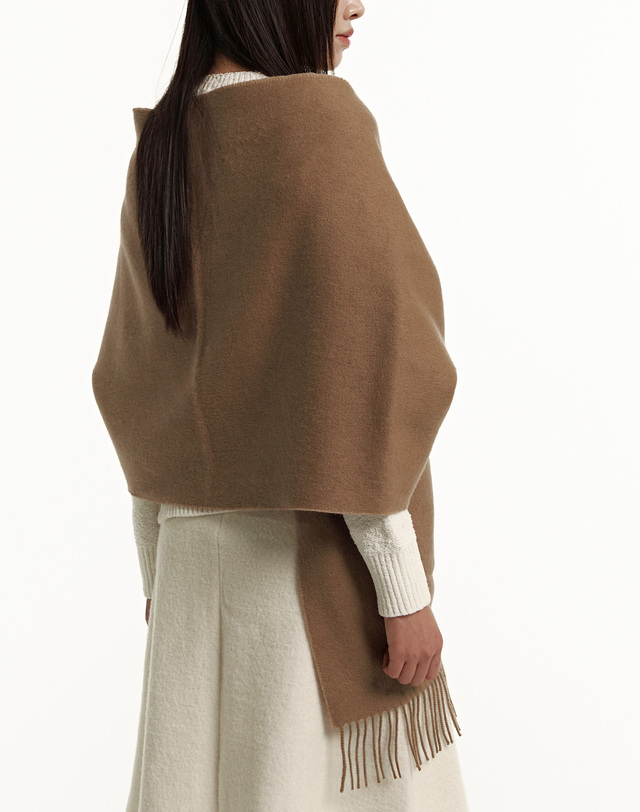 헤지스 액세서리 [Cashmere Blended] 베이지 캐시미어혼방 양면 주머니 숄 머플러 착용컷