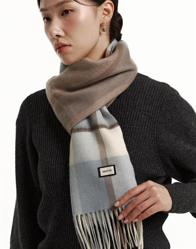 헤지스 액세서리 [Cashmere Blended] 블루 체크 캐시미어혼방 머플러 착용컷