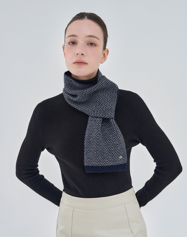 헤지스 액세서리 [Cashmere Blended] 네이비 헤링본 울캐시미어혼방 머플러 착용컷