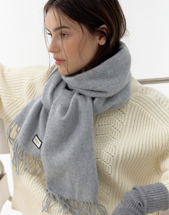 헤지스 액세서리 [Cashmere Blended] 라이트그레이 멜란지 울캐시미어 혼방 머플 밝은 그레이 착용컷