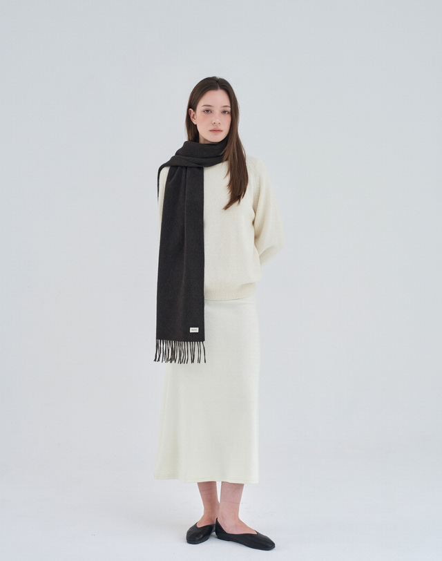 헤지스 액세서리 [Cashmere Blended] 브라운 멜란지 울캐시미어 혼방 머플러 진한 브라운 착용컷