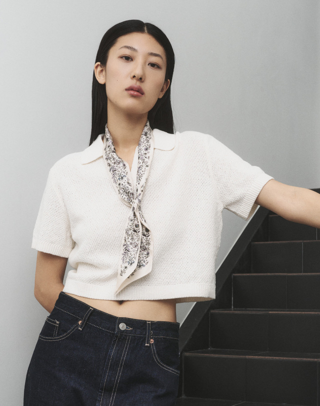 헤지스 액세서리 [Jardin] 뜨왈드주이 아이보리 플라워 쁘띠 실크 스카프 착용컷