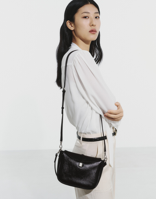 헤지스 액세서리 [H-NUT] 블랙 단색 가죽 숄더백 착용컷