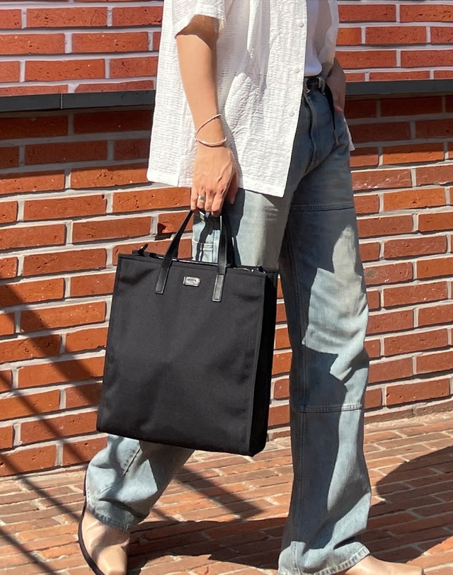 헤지스 액세서리 블랙 페브릭 로고라벨 크로스 겸용 토트백 착용컷
