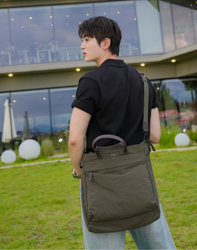헤지스 액세서리 [HATCH-BAG] 카키 나일론 토트백 착용컷