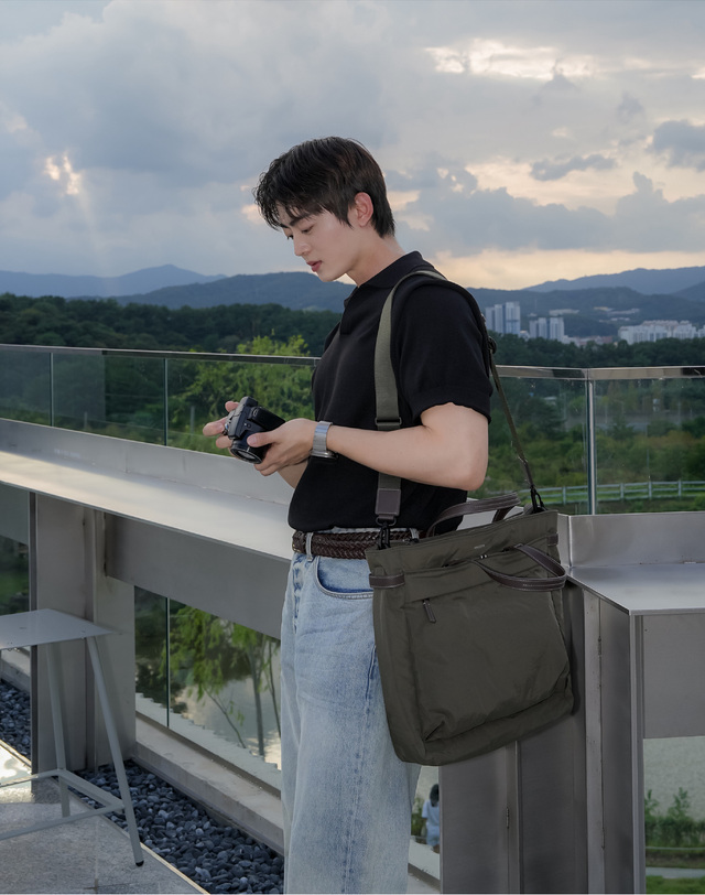 헤지스 액세서리 [HATCH-BAG] 카키 나일론 토트백 착용컷