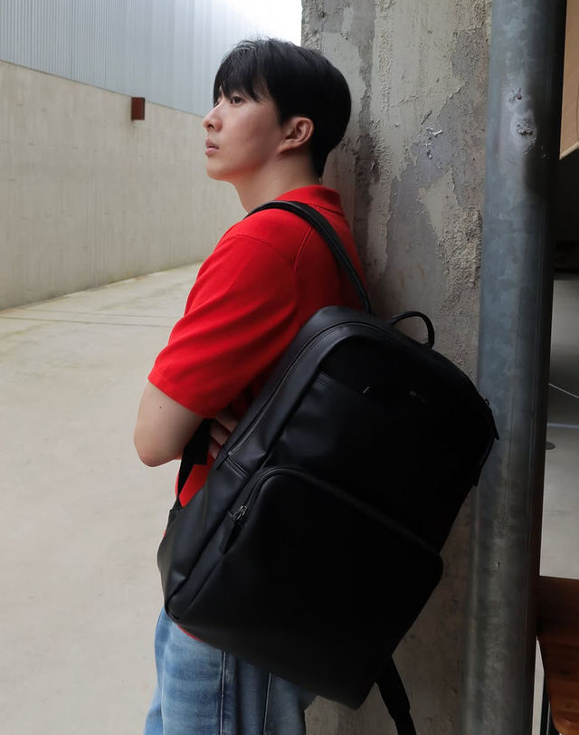 헤지스 액세서리 [KEVIN] 블랙 로고장식 가죽 백팩 착용컷