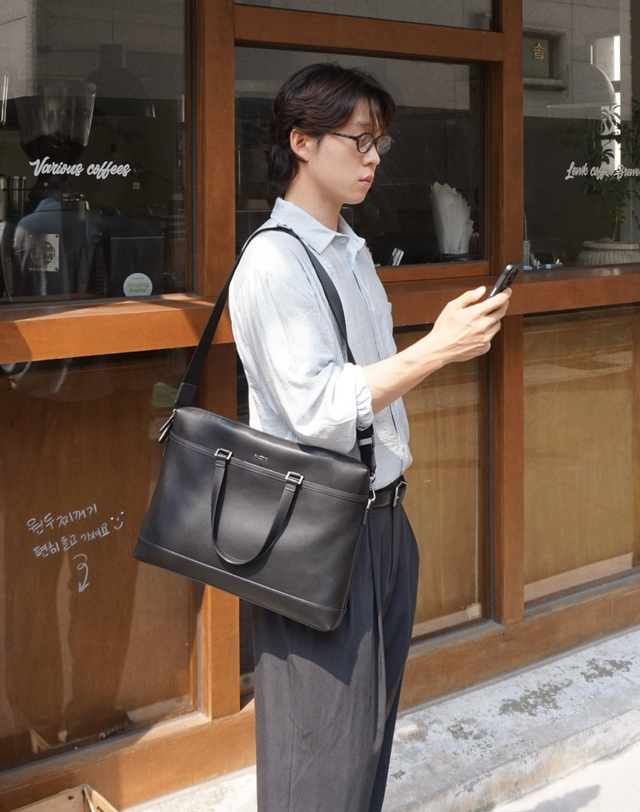 헤지스 액세서리 블랙 로고장식 소가죽 서류가방[15.6인치수납] 착용컷