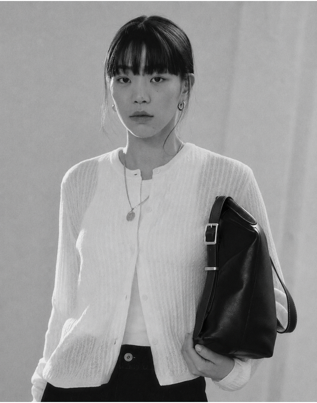 헤지스 액세서리 [HIS] 블랙 단색 소가죽 숄더 크로스백 착용컷