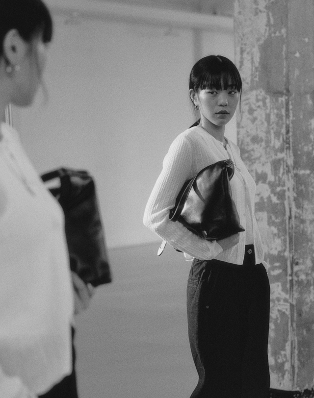 헤지스 액세서리 [HIS] 블랙 단색 소가죽 숄더 크로스백 착용컷
