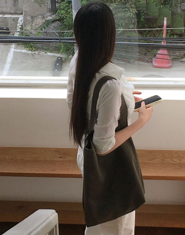 헤지스 액세서리 [HIS] 카키브라운 단색 나일론 숄더 크로스백 진한 브라운 착용컷