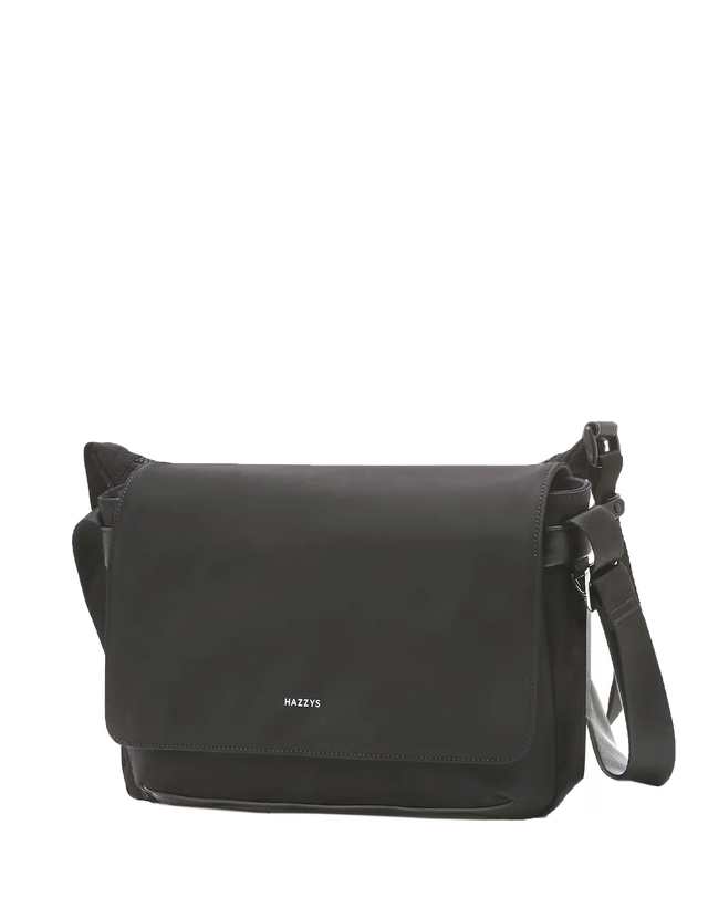 헤지스 액세서리 [11인치 스마트패드 수납가능] 블랙 나일론 메신저백 착용컷