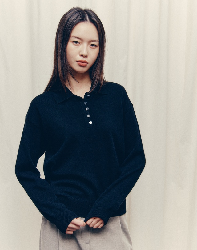 히스 헤지스 우먼 블랙 멜란지 울캐시미어혼방 카라니트 착용컷