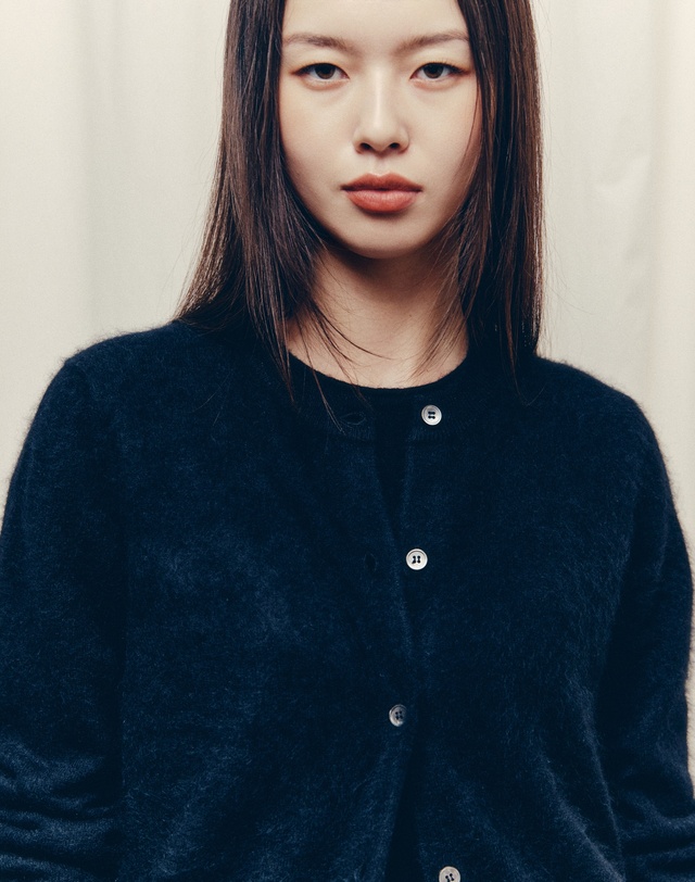 히스 헤지스 우먼 [HIS WOMEN] 블랙 캐시미어 100 브러쉬 라운드넥 가디건 착용컷