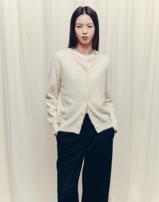히스 헤지스 우먼 아이보리 단색 캐시미어 가디건 착용컷