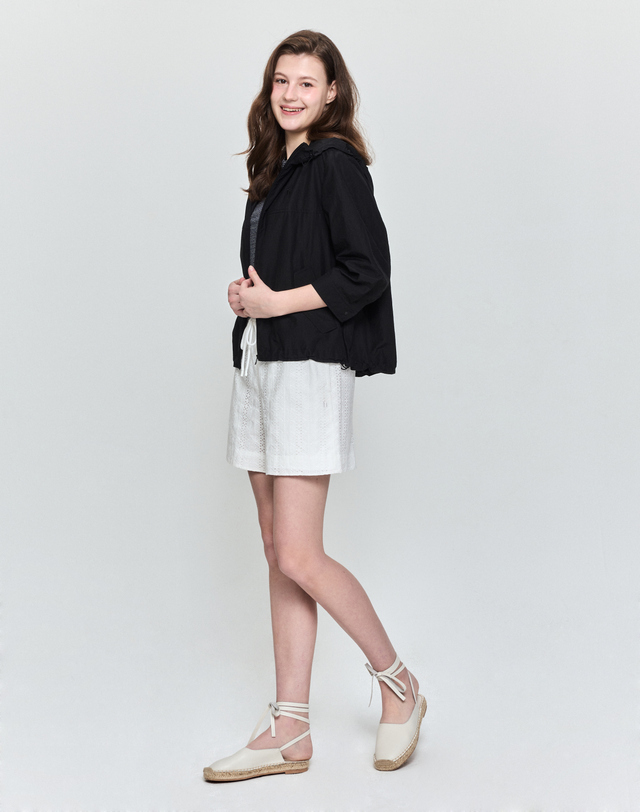 헤지스 여성 블랙 후드 경량 숏 점퍼 착용컷